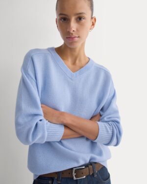 2026-08-23_F-SWTR-ECA-BF-VEE-CENT_03.jpg Cashmere High V Boyfriend Sweater | Blue