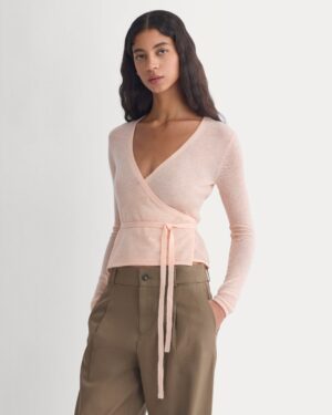 2026-09-27_F-SWTR-AAP-TOP-LS-PCH_01.jpg Wrap Top in Air Alpaca | Pale Peach