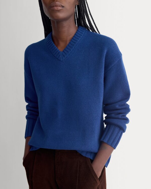 2026-10-04_F-SWTR-BOI-VNECK-LS-BLU_04.jpg V-Neck Sweater in Extrafine Luxe Merino | Soladite Blue