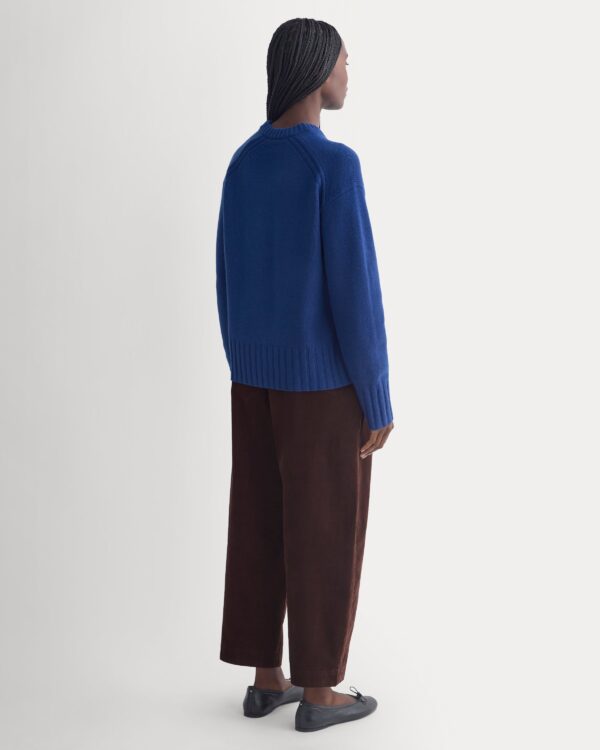 2026-10-04_F-SWTR-BOI-VNECK-LS-BLU_05.jpg V-Neck Sweater in Extrafine Luxe Merino | Soladite Blue